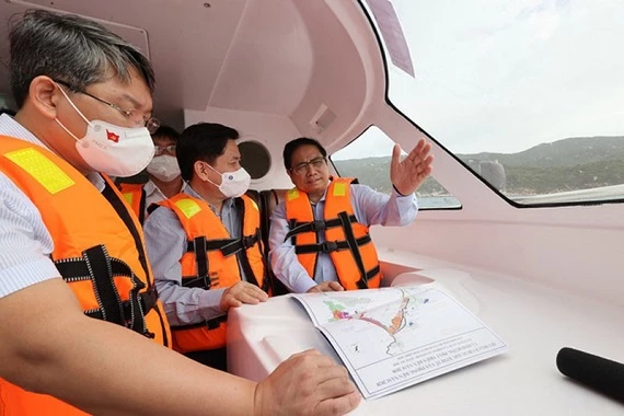 Thủ tướng Phạm Minh Chính (bìa phải) khảo sát trên vịnh Vân Phong. Ảnh: VGP