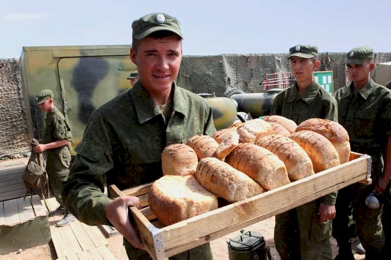 "6 tấn bánh mì 1 ngày, phòng tắm 30 lính 1 giờ" - QĐ Nga hé lộ năng lực hậu cần ở Ukraine