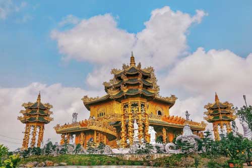 Ngôi chùa ‘dát vàng’ được ví như ‘Thái Lan thu nhỏ’ thu hút giới trẻ Hà thành