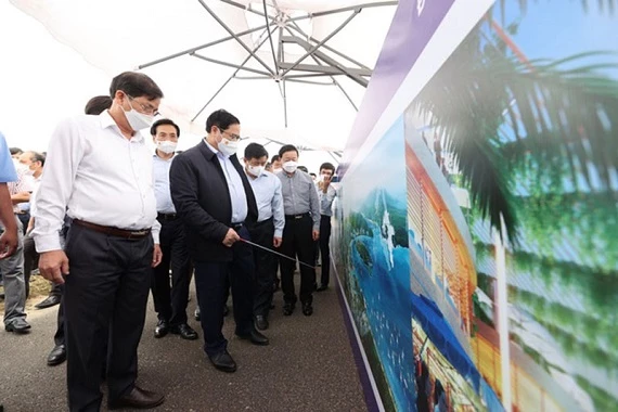 Thủ tướng nghe báo cáo về phương án phát triển đô thị biển, khu du lịch trọng điểm trong khu vực, quy hoạch Khu kinh tế Vân Phong - Ảnh: VGP