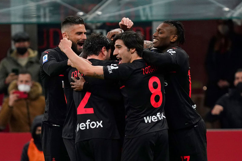 Milan gia tăng cách biệt với Inter, Juventus kiên trì bám đuổi top 3
