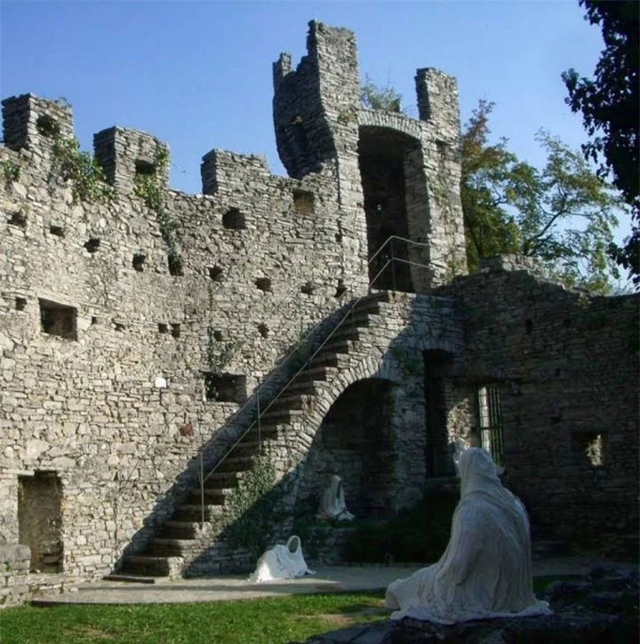 Bí ẩn về những ‘bóng ma’ ẩn hiện khắp tòa lâu đài cổ 1000 tuổi ở nước Ý  - 2