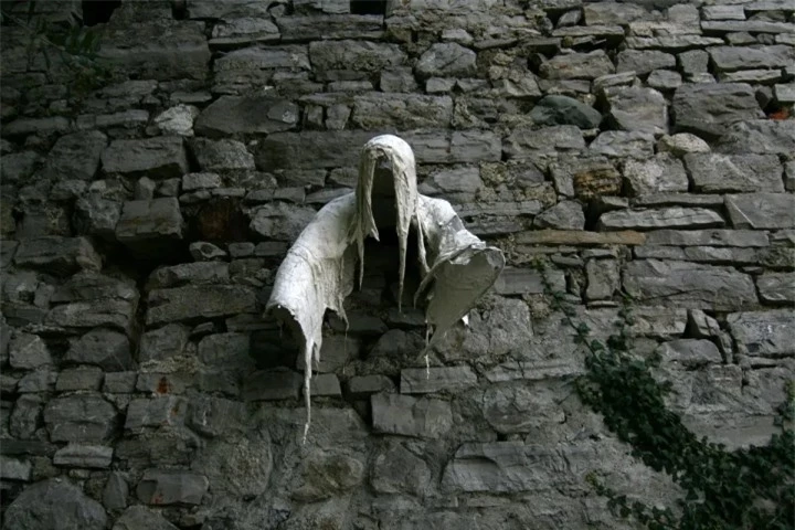 Bí ẩn về những ‘bóng ma’ ẩn hiện khắp tòa lâu đài cổ 1000 tuổi ở nước Ý  - 5