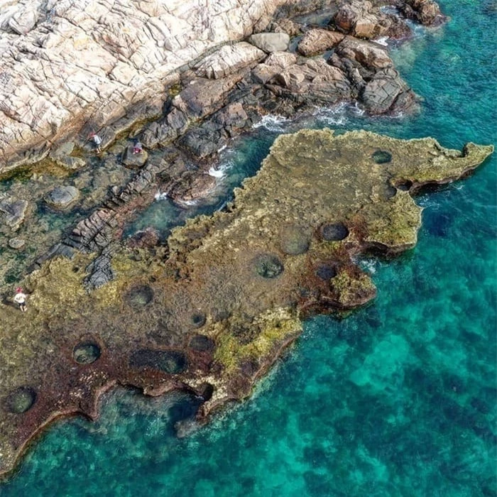 Ngắm tuyệt tác thiên nhiên mang tên Hang Rái với san hô cổ và 'thác giữa biển' - 1