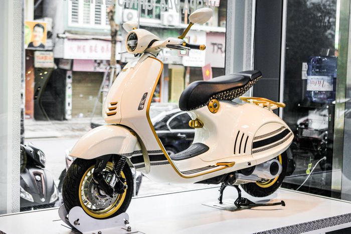 Cận cảnh Vespa 946 Christian Dior giá gần 700 triệu đồng tại Việt Nam