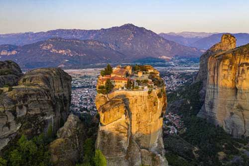 Tu viện ‘trên mây’ - kỳ quan lơ lửng trên không xây bởi con người gây ngỡ ngàng