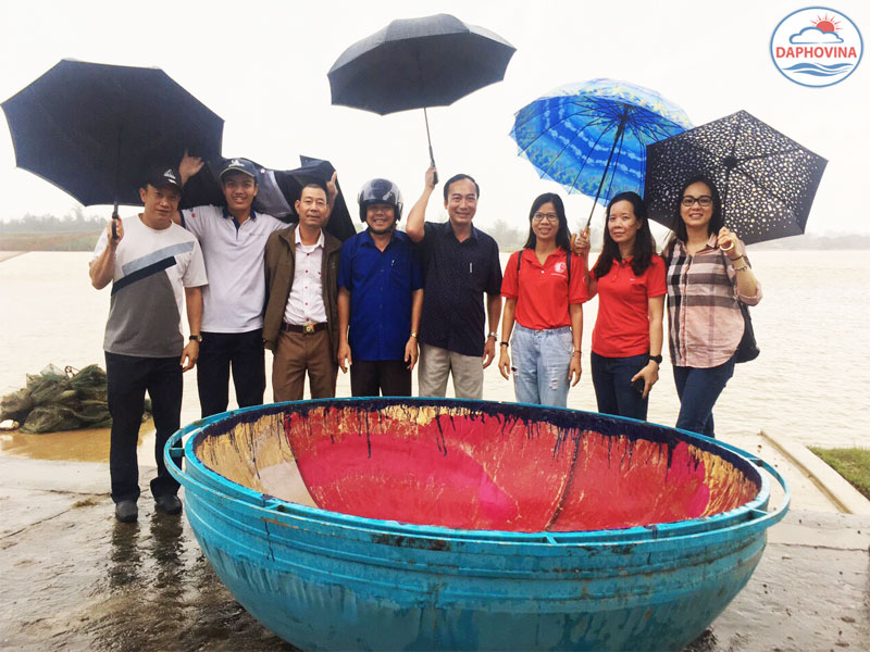 Hoạt động hỗ trợ thuyền thúng cho người dân tại 4 tỉnh miền Trung.