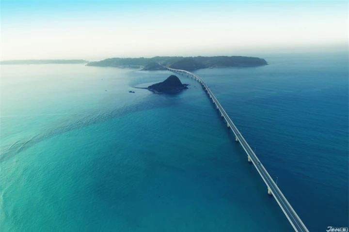 Cây cầu vượt biển thẳng tắp hướng tới chân trời đẹp nhất Nhật Bản - 5