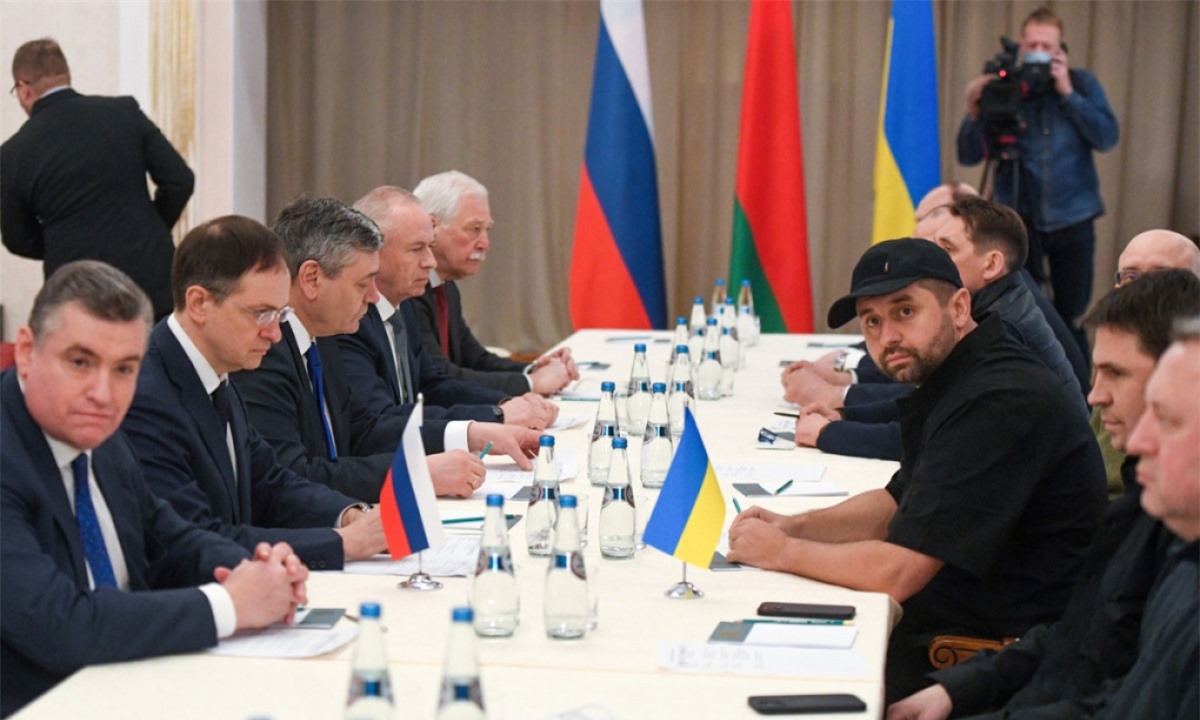 Phái đoàn Nga (trái) và Ukraine trước cuộc họp tại Belarus hôm 28/2. Ảnh:TASS.