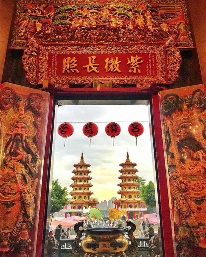 Ngôi chùa ‘long tranh hổ đấu’ với lối ra vào độc đáo thu hút du khách 'sống ảo' - 8