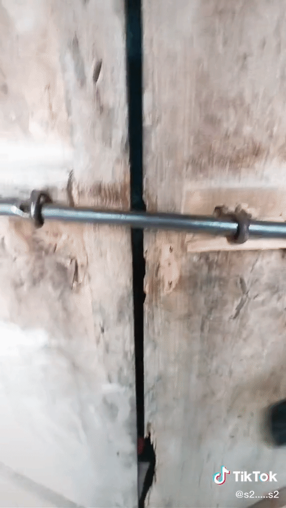 Vì mưu sinh, mẹ đi làm khóa trái cửa để con trong nhà một mình, câu đầu tiên bé nói khi mẹ về khiến tất cả rơi nước mắt