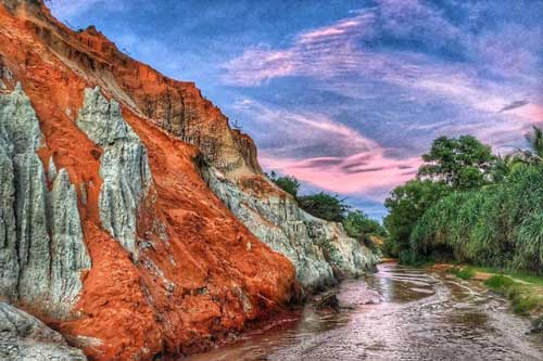 Dòng suối có 1-0-2 chỉ sâu tầm 5cm, nằm giữa đồi cát và rừng rậm đẹp như tranh