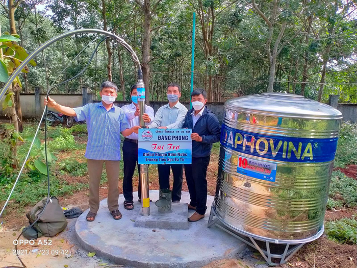 Công ty Đăng Phong góp sức đưa nước sạch về với Trường Tiểu học Ea Tir - Ea Hleo.