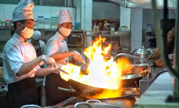 Cận cảnh căn bếp đảm bảo an toàn vệ sinh theo tiêu chuẩn tại các cơ sở dịch vụ ăn uống thuộc công ty Dạ Lan.