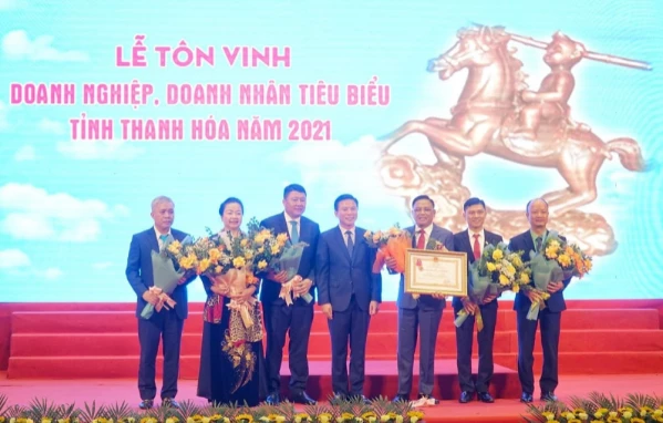 Công ty Dạ Lan trong Lễ tôn vinh Doanh nghiệp, doanh nhân tiêu biểu tỉnh Thanh Hoá năm 2021.