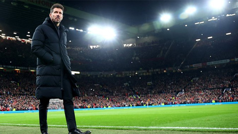 Đội nhà bị loại, fan MU ném cơn mưa vật thể lạ vào Diego Simeone