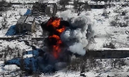 Video: Xe tăng Nga nổ tung như "quả cầu lửa" sau khi trúng hỏa lực của Quân đội Ukraine