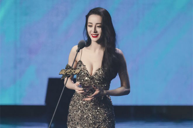 Không ngờ Địch Lệ Nhiệt Ba cũng có ngày mắc phải tình cảnh oái ăm như Triệu Lệ Dĩnh