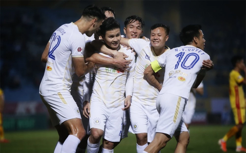 Đập tan sức ép, Quang Hải ghi bàn thắng "lạ", mang 3 điểm về cho đội bóng của bầu Hiển