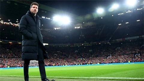 Fan MU ném cơn mưa vật thể lạ vào Diego Simeone