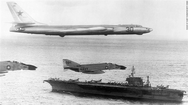 Những ngày cuối đời của tàu sân bay Mỹ từng làm mưa làm gió trên biển: Một thời oanh liệt từng đụng độ với tàu ngầm Liên Xô, giờ đây chỉ được bán với giá 1 USD - Ảnh 2.
