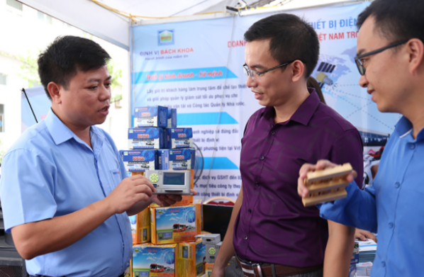 Ông Hà Quang Thành, Chủ tịch hội đồng quản trị Công ty CP Thiết bị Điện - Điện tử Bách Khoa giới thiệu sản phẩm công ty.
