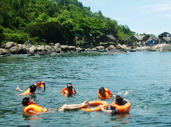 Du khách tham gia tour du lịch lặn tại bán đảo Sơn Trà