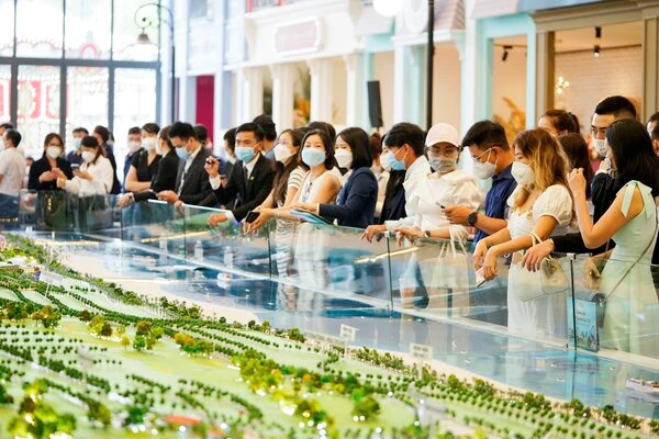 Khách tham quan sa bàn Dự án NovaWorld Phan Thiet tại Novaland Gallery, Q.1, TP Hồ Chí Minh Khách tham quan sa bàn Dự án NovaWorld Phan Thiet tại Novaland Gallery, Q.1, TP Hồ Chí Minh