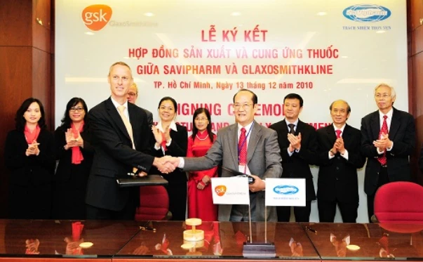 Chủ tịch Trần Tựu và đại diện công ty GSK.