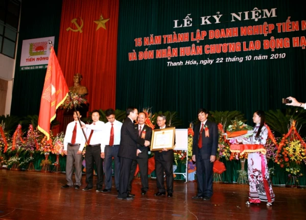 Tiến Nông vinh dự nhận huân chương lao động hạng 3 vào năm 2010.
