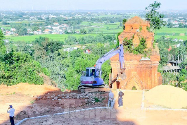 Tháp cổ ở Bình Định, sao lại mang xe cơ giới vào tu bổ?