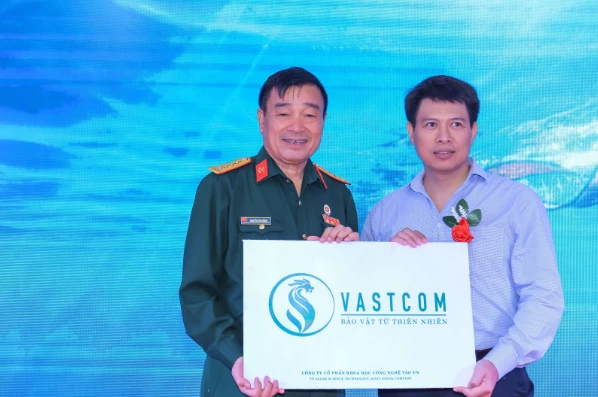 Ông Nguyễn Văn Hùng trong lễ công bố nhận diện thương hiệu Vastcom và khai trương Villa tảo xoắn.