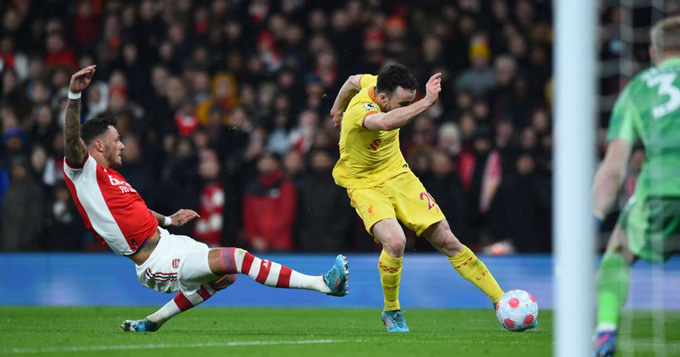 Hạ đo ván Arsenal, Liverpool chỉ còn kém Man City 1 điểm