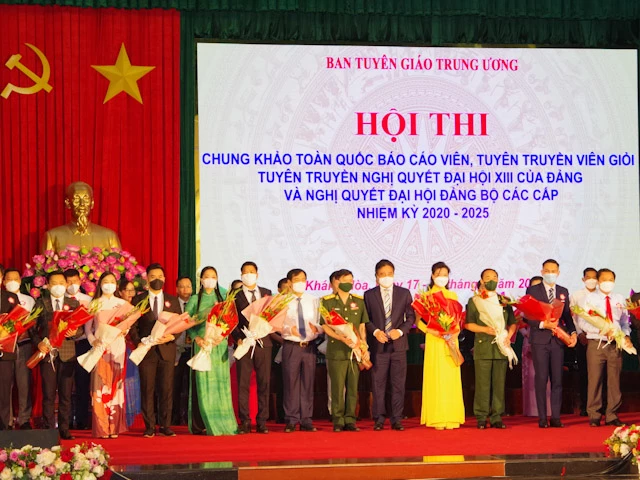 Lãnh đạo Ban tuyên giáo Trung ương tặng hoa chúc mừng các báo cáo viên tham gia hội thi 