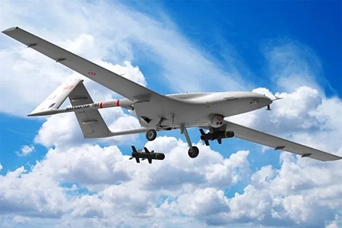 Hình ảnh một chiếc UAV Bayraktar TB2 (do Thổ Nhĩ Kỳ sản xuất) khi nó phóng tên lửa. Nguồn: News Archi UK.