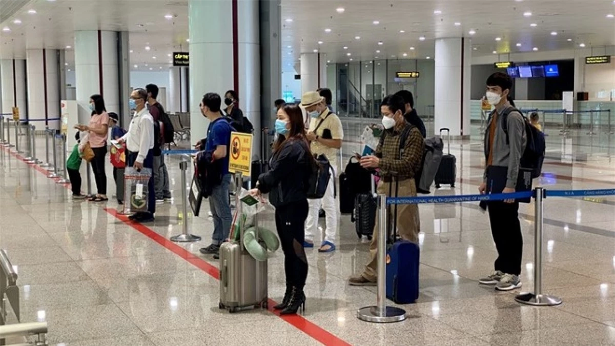 Những hành khách quốc tế đầu tiên đến sân bay Nội bài (Hà Nội) trong ngày đầu mở cửa đón khách du lịch.