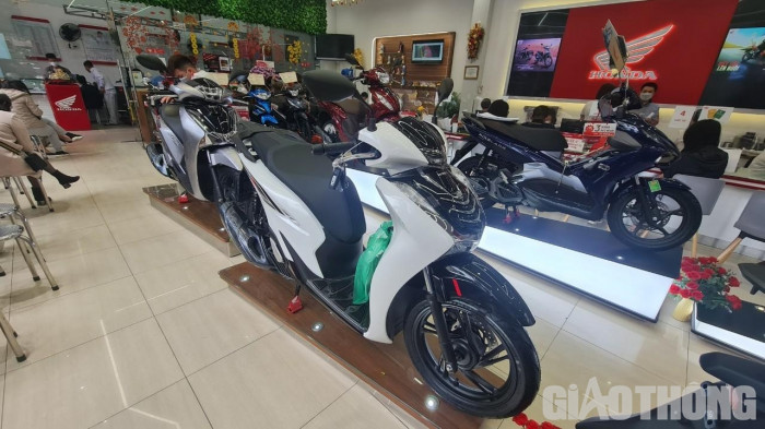 Giá xe Honda SH tháng 3/2022: Bất ngờ tăng sốc tới gần 20 triệu đồng