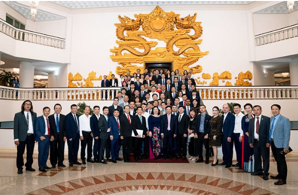 Thủy sản Đắc Lộc nhận biểu dương Doanh nghiệp tiêu biểu Việt Nam - ASEAN năm 2020 tại Nhà hát Lớn Hà Nội.
