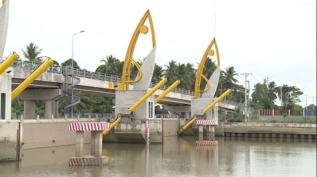 Hệ thống cống chống xâm nhập mặn tại Vĩnh Long.