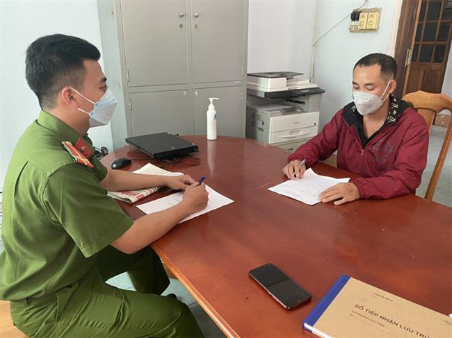 Hành hung nhân viên y tế vì được yêu cầu đeo khẩu trang, xét nghiệm COVID-19