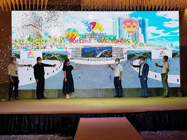 Thực hiện nghi thức khai mạc Hội chợ Du lịch trực tuyến Đà Nẵng 2022 (Danang Fantasticity 2022)