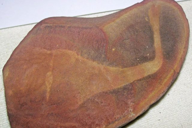 Thấy hòn đá vỡ tách đôi, chuyên gia đưa mắt nhìn rồi "ôm đầu": Quái vật ngoài hành tinh?!