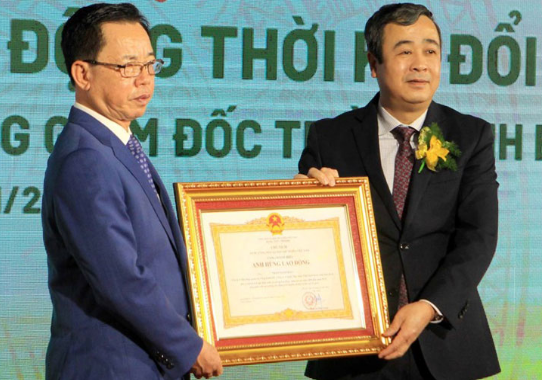 Bí thư Tỉnh ủy Thái Bình Ngô Đông Hải (bên phải) trao danh hiệu Anh hùng Lao động cho ông Trần Mạnh Báo, Chủ tịch HĐQT Tập đoàn ThaiBinh Seed.