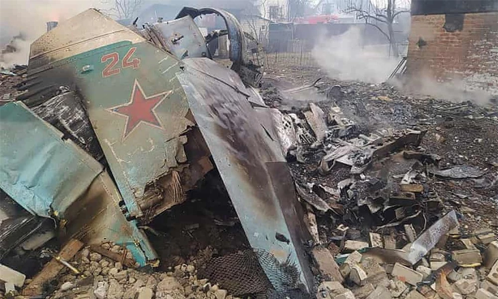Bay qua lưới lửa Ukraine, phi công Nga chỉ có thể bắn pháo sáng và cầu nguyện: Vì sao? - Ảnh 1.