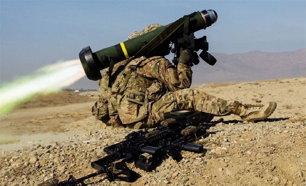 Hé lộ vũ khí có thể khiến Nga đổi chiến thuật ở Ukraine: Sát thủ diệt tăng Javelin - Ảnh 2.