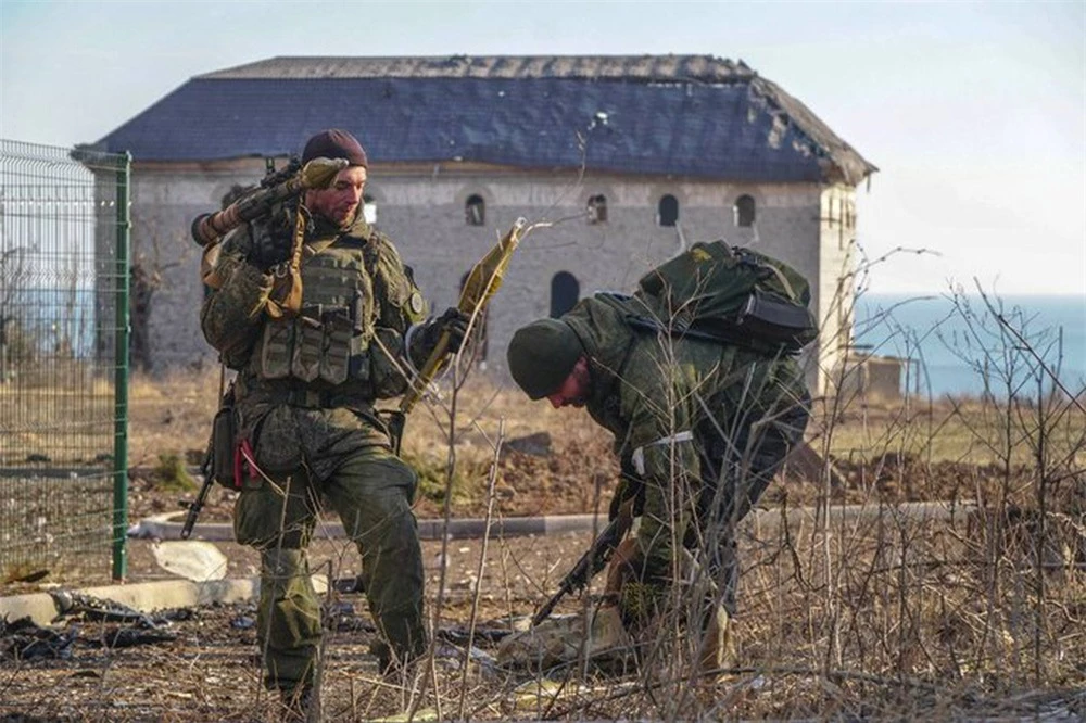 NÓNG: Vấp tuyến phòng thủ kiên cố của Ukraine, phe ly khai tổ chức luồn sâu - đánh hiểm - Ảnh 1.
