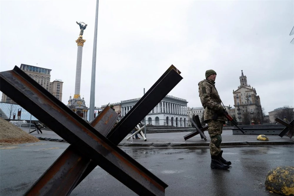 Tân tư lệnh thủ đô Ukraine tuyên bố phản công - Kiev hé lộ chỉ đủ ăn trong 2 tuần bị vây! - Ảnh 4.
