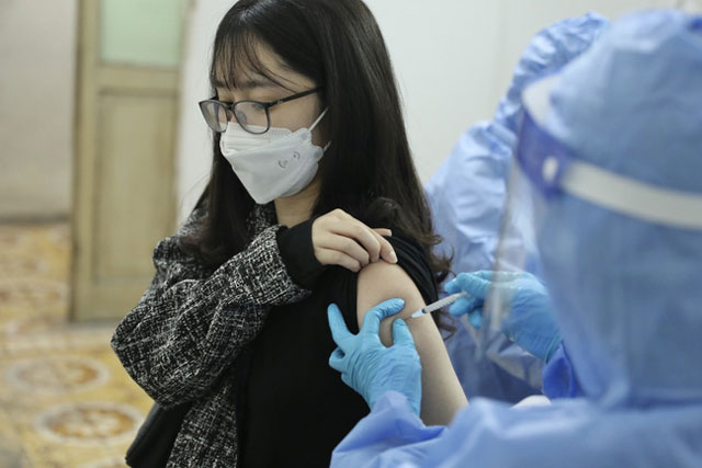 Khẩn trương nghiên cứu tiêm vaccine mũi 4 cho người lớn và mũi 3 cho trẻ 5-18 tuổi