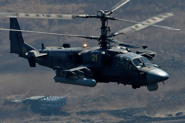 Dữ dội cảnh Ka-52 tung hoành - dính đạn hạ cánh, phi công Nga vác AK đối đầu lính Ukraine!