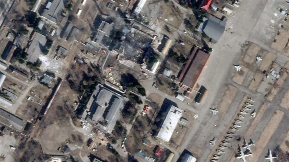 Ảnh vệ tinh mới nhất: Nga nã tên lửa đánh phá tan tành nhà chứa máy bay MiG-29 của Ukraine - Ảnh 1.